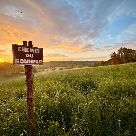 Ferme Gite Le Coeur Des Petits Chenes Saint-Pierre-de-Cole Bagian luar foto